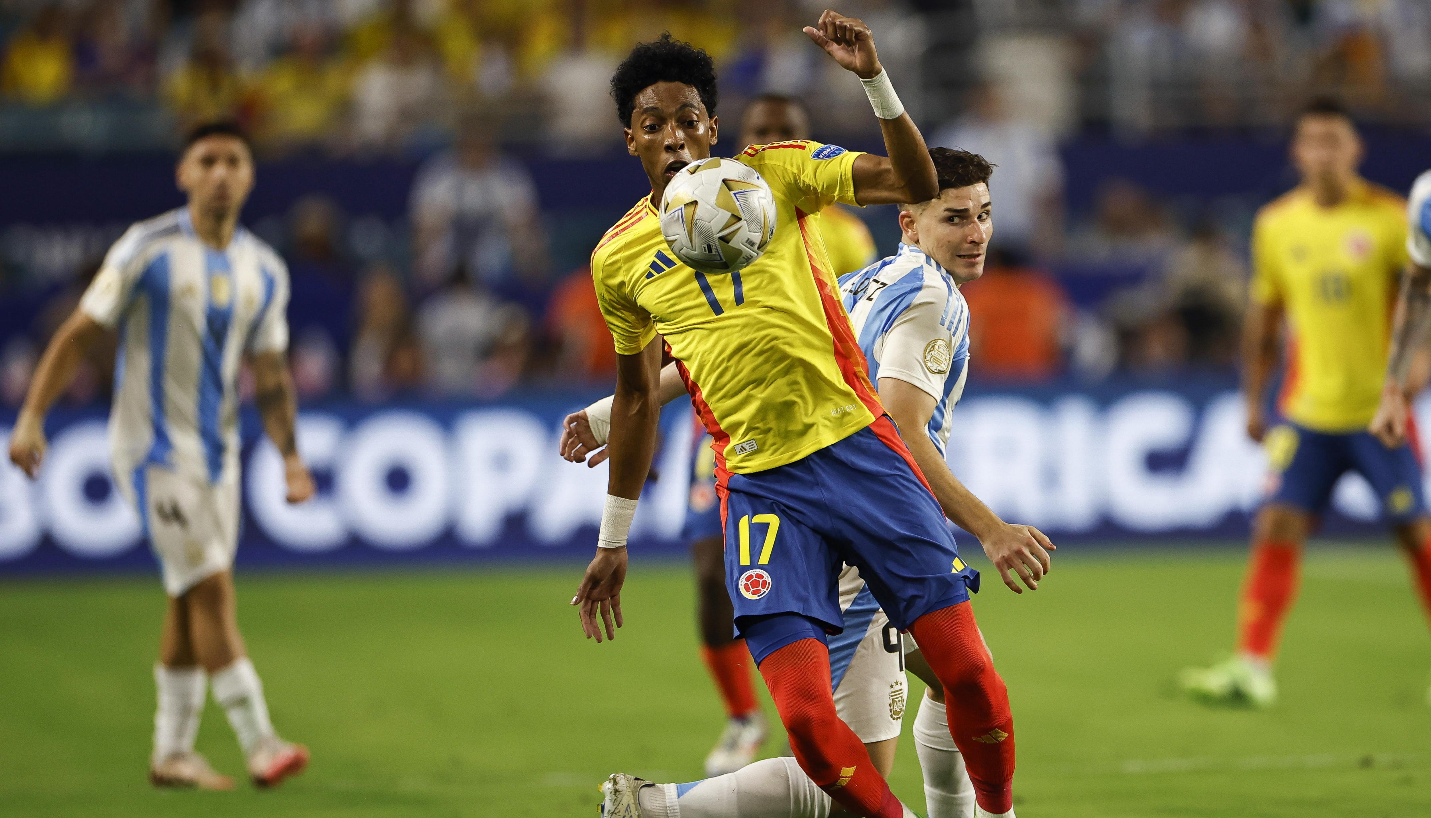 Johan Mojica en la final de la Copa América contra Argentina. 