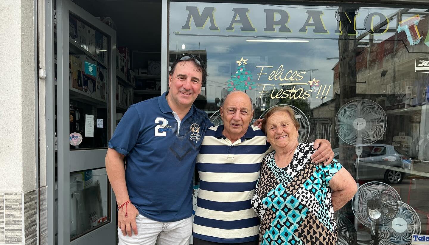 Néstor Lorenzo en una de visitas en Villa Celina. En la foto con su madre, Luisa Gagliardi, y Leonardo Marano, dueño de un almacén de electrodomésticos.