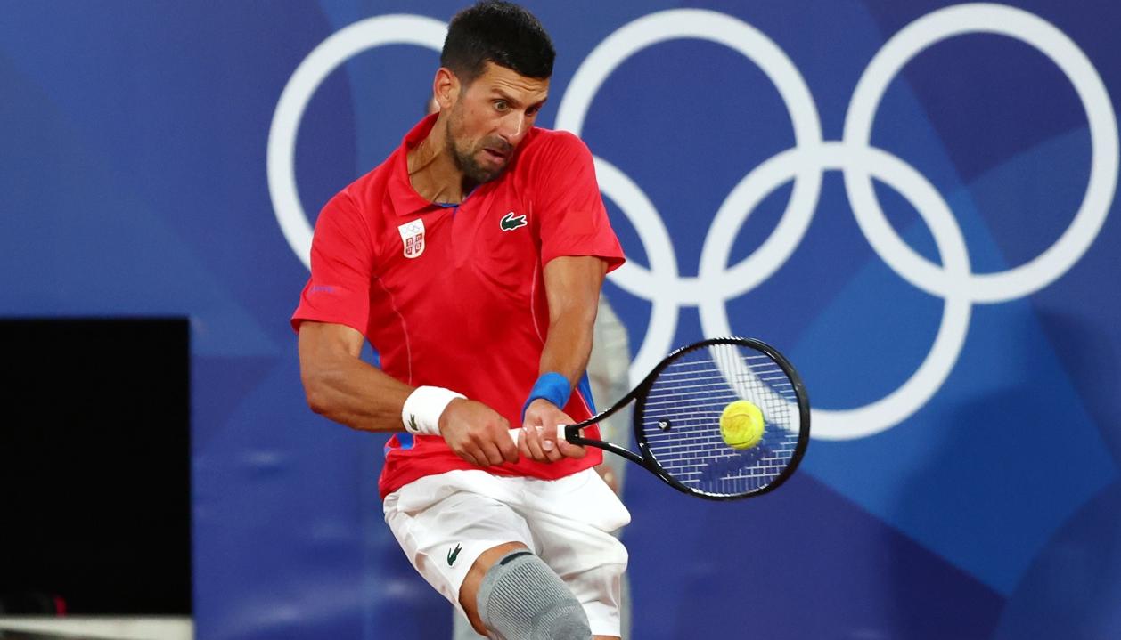 Novak Djokovic durante su partido contra el  australiano Matthew Ebden.