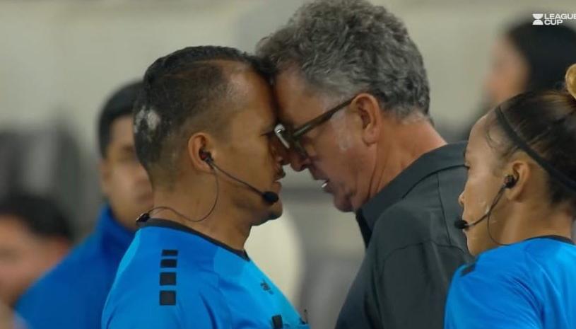 Juan Carlos Osorio en plena discusión con un árbitro asistente.