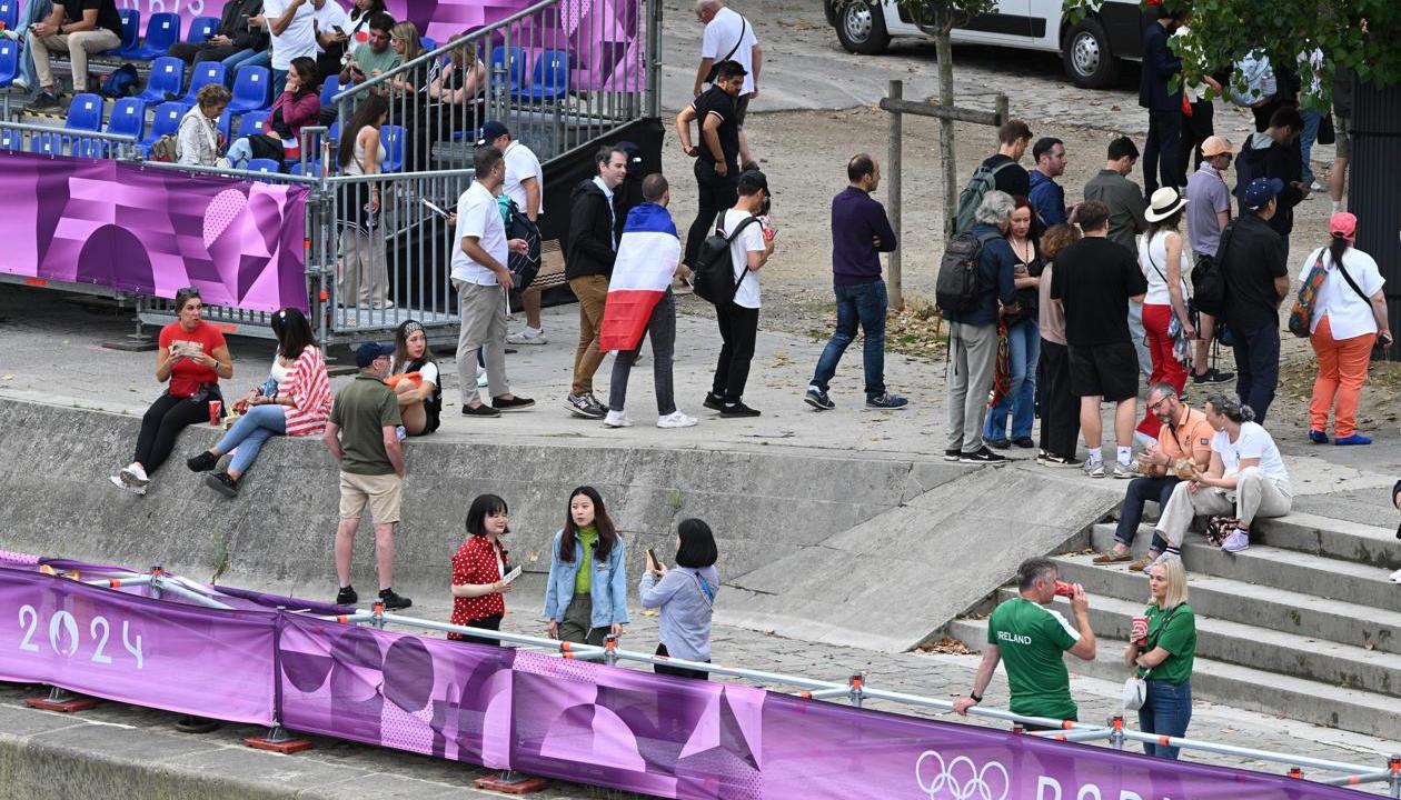 Las colas del público para acceder a la ceremonia inaugural.