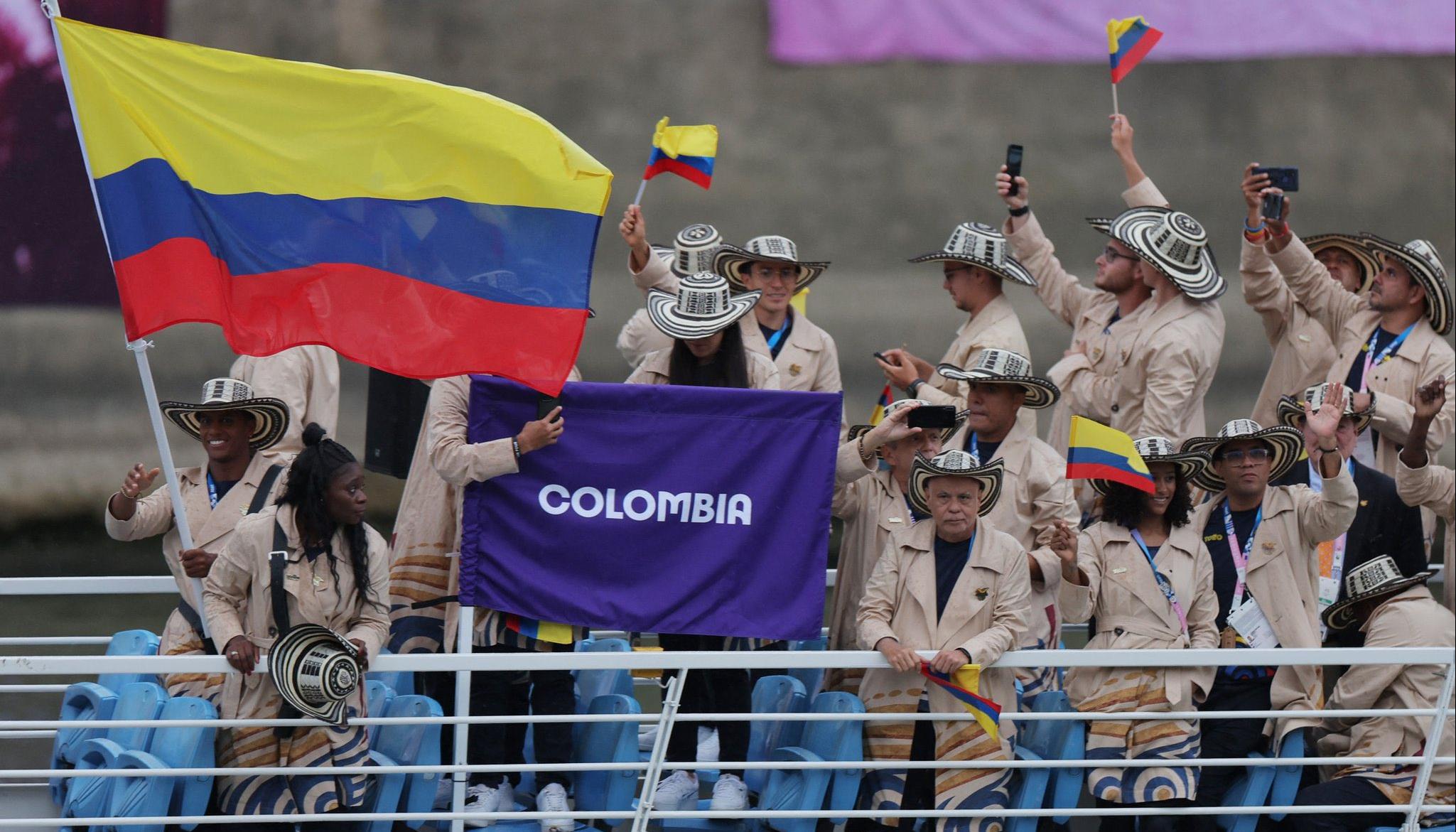 La delegación de Colombia al bordo del navío que los transportó por el río Sena.
