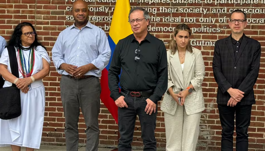 Gustavo Petro, anunciando el día cívico