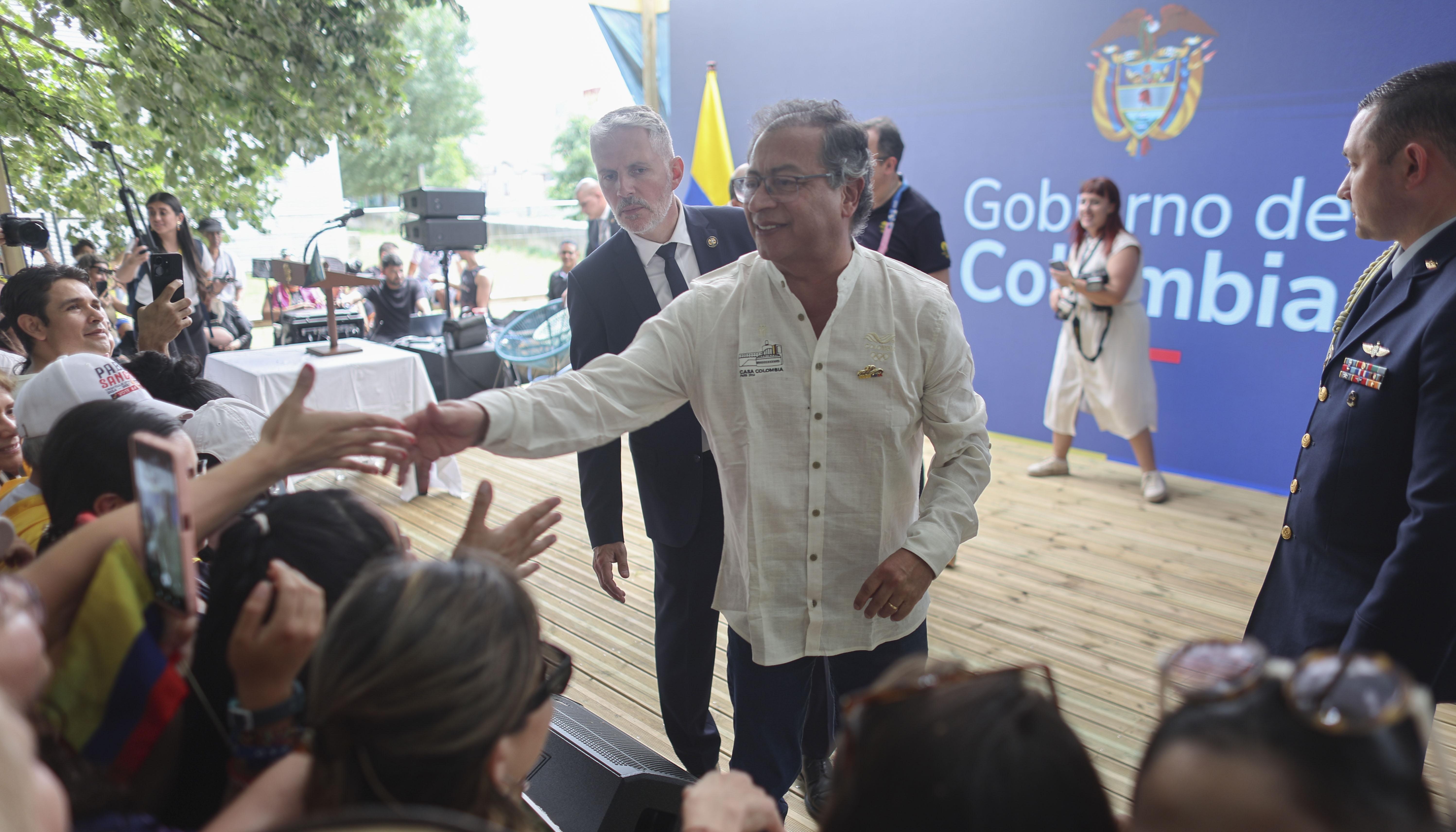 El presidente Gustavo Petro saluda a varios aficionados colombianos.