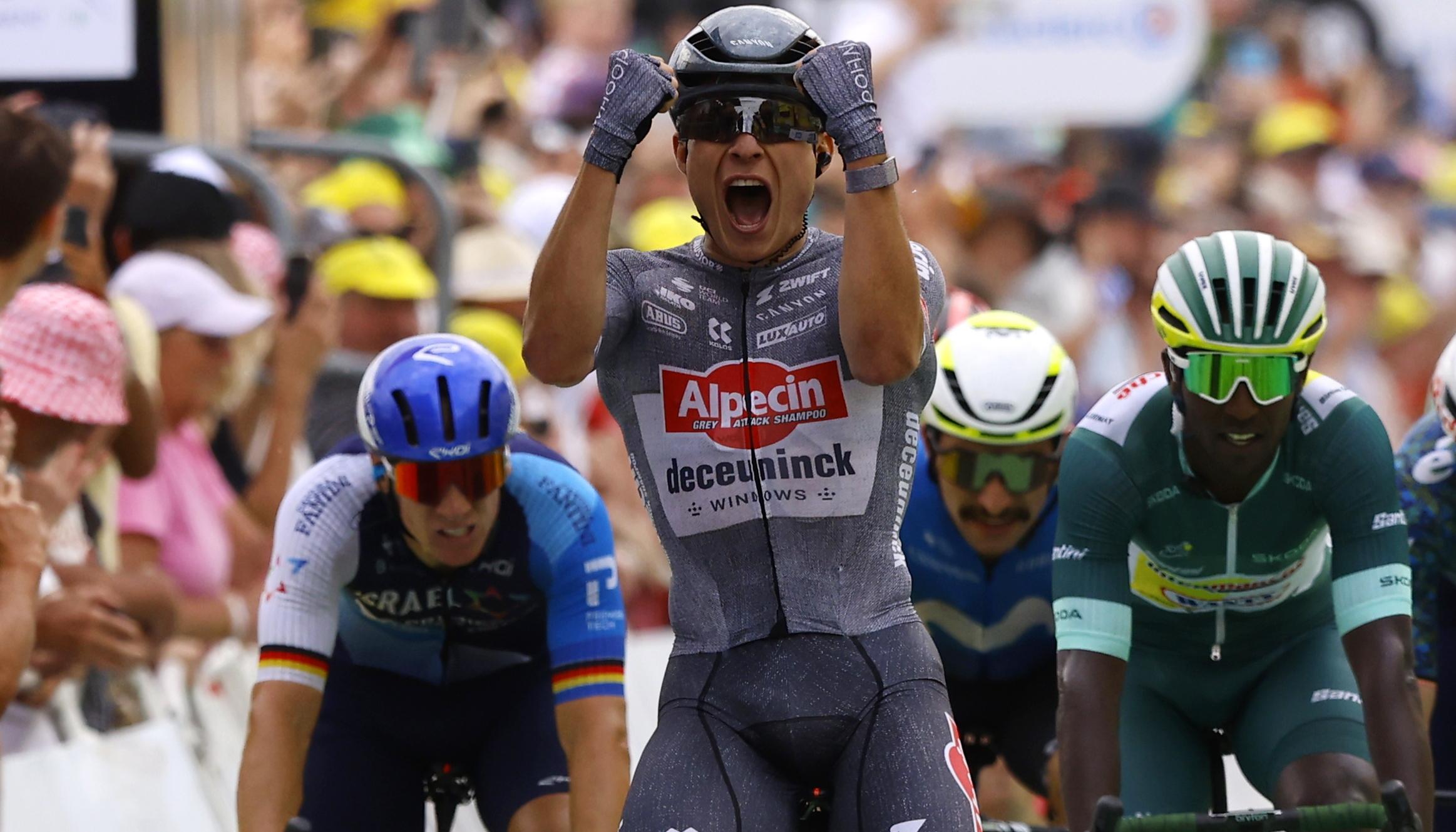 Jasper Philipsen festeja tras imponerse en la décima etapa del Tour.