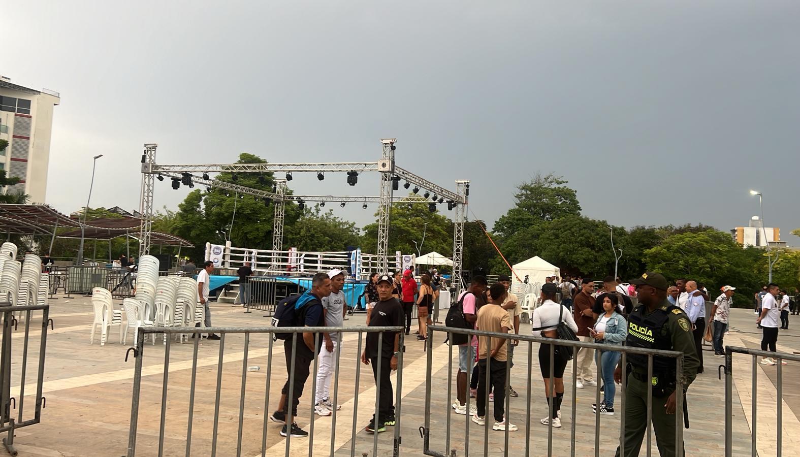 El escenario donde se iba a realizar la velada, en la Plaza de la Paz.