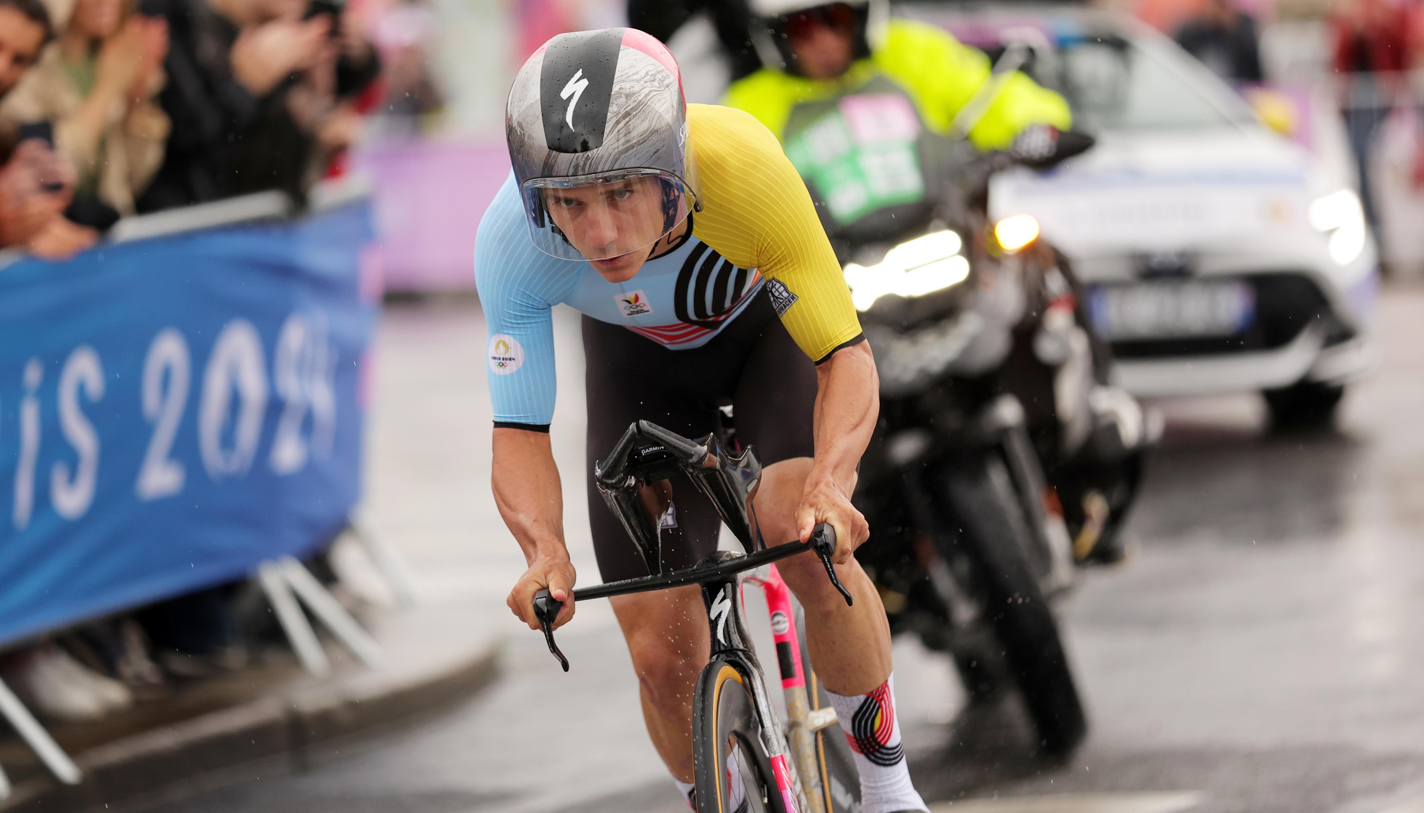 Remco Evenepoel rumbo a la meta en el Puente de Alejandro III.