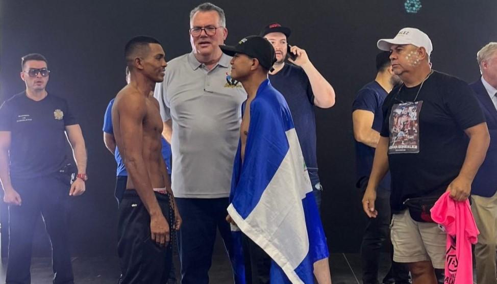 Robert Barrera (izquierda) y Román González en el tradicional cara cara previo al combate.