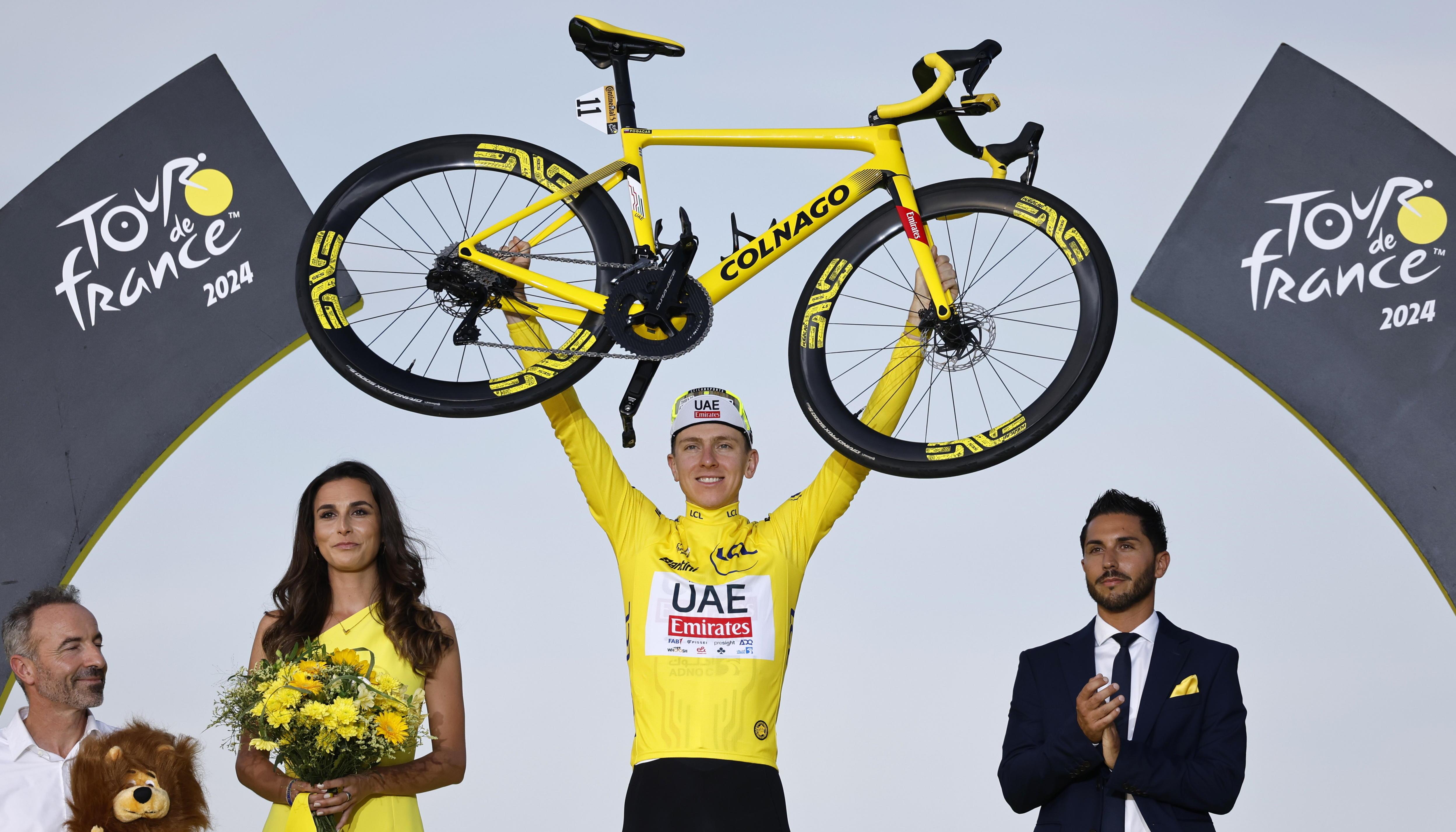 Tadej Pogacar festejó su triunfo en el Tour levantando su bicicleta. 