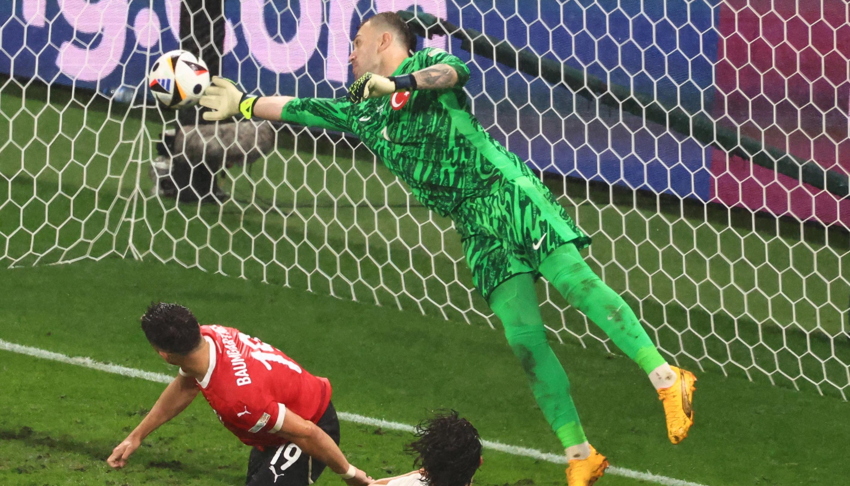 La atajada de Mert Günok que evitó el gol del empate de Austria.