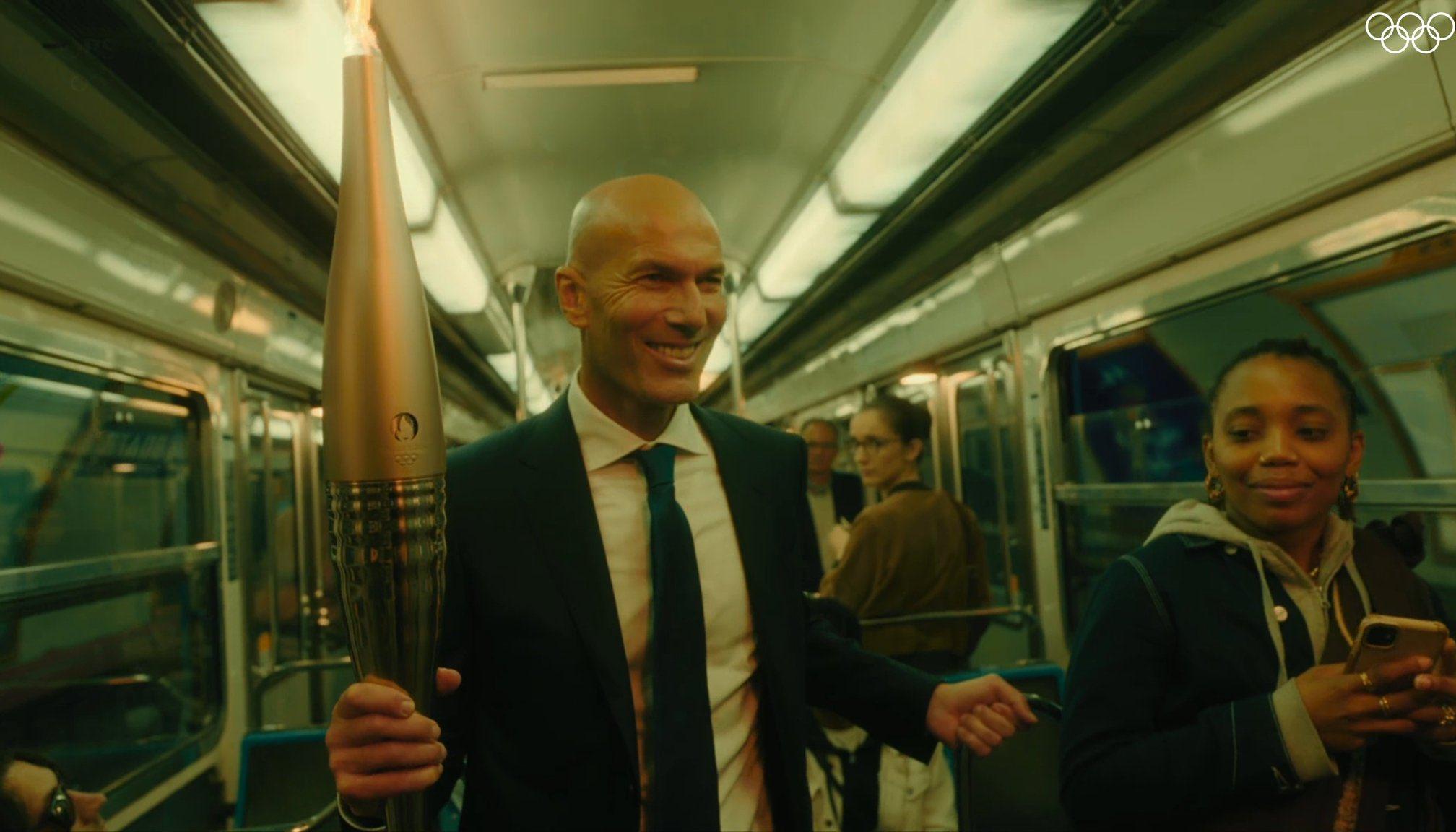 Zidane en el video con la antorcha en el metro de París.