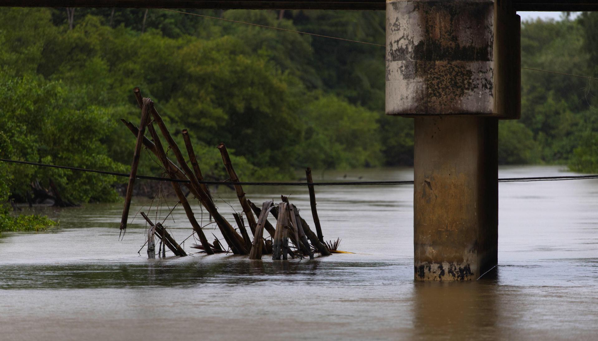 Carretera inundada en Puerto Rico por 'Ernesto'.