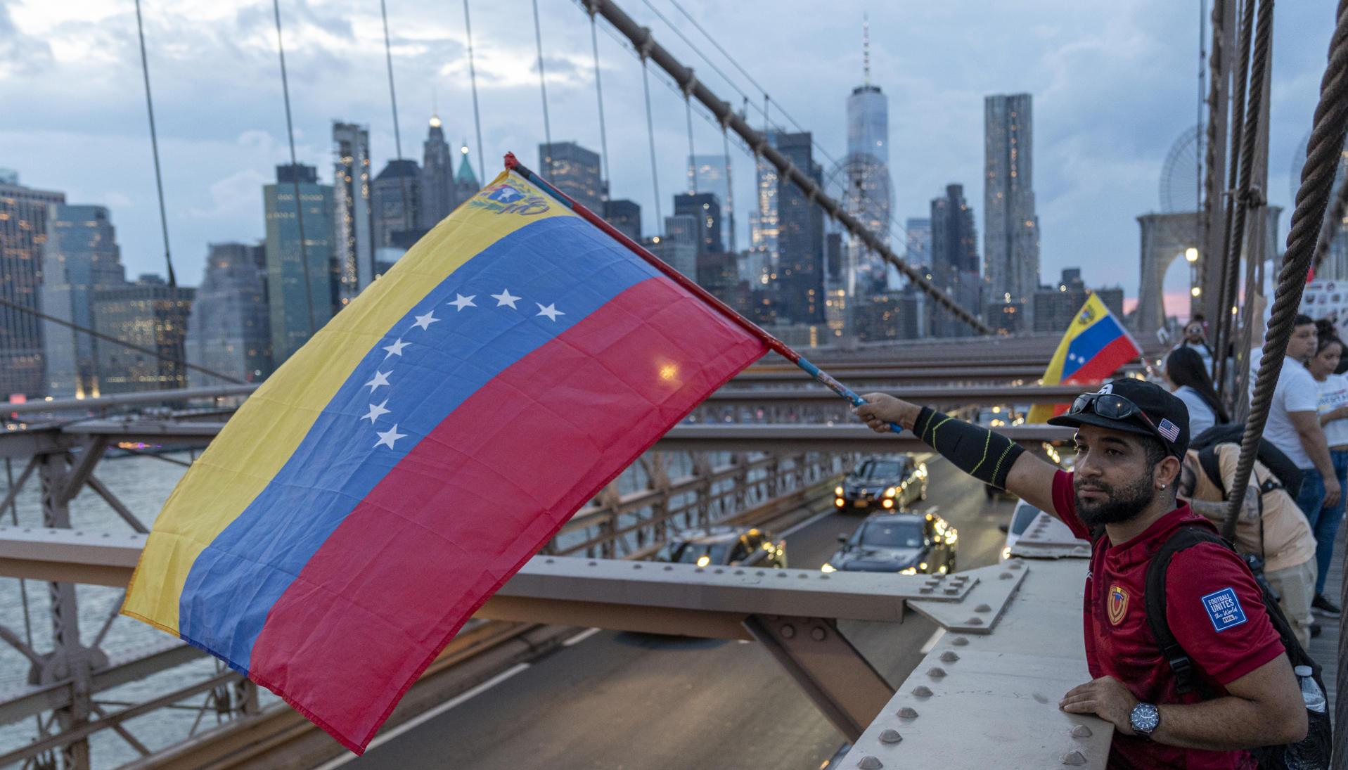 Venezolanos protestando en Nueva York.