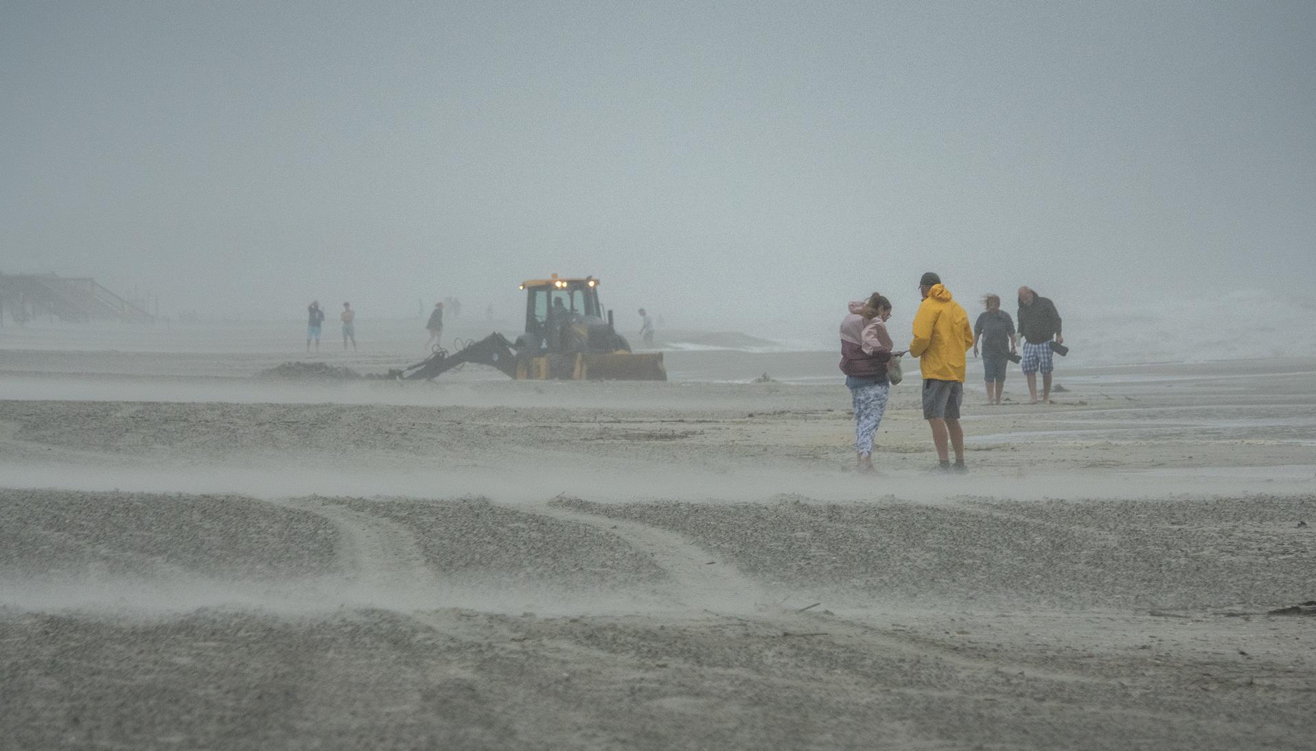 Panorama en playas por el Debby.