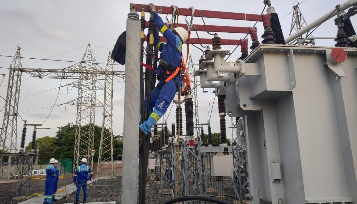 Operarios de Air-e laborando en un subestación. 