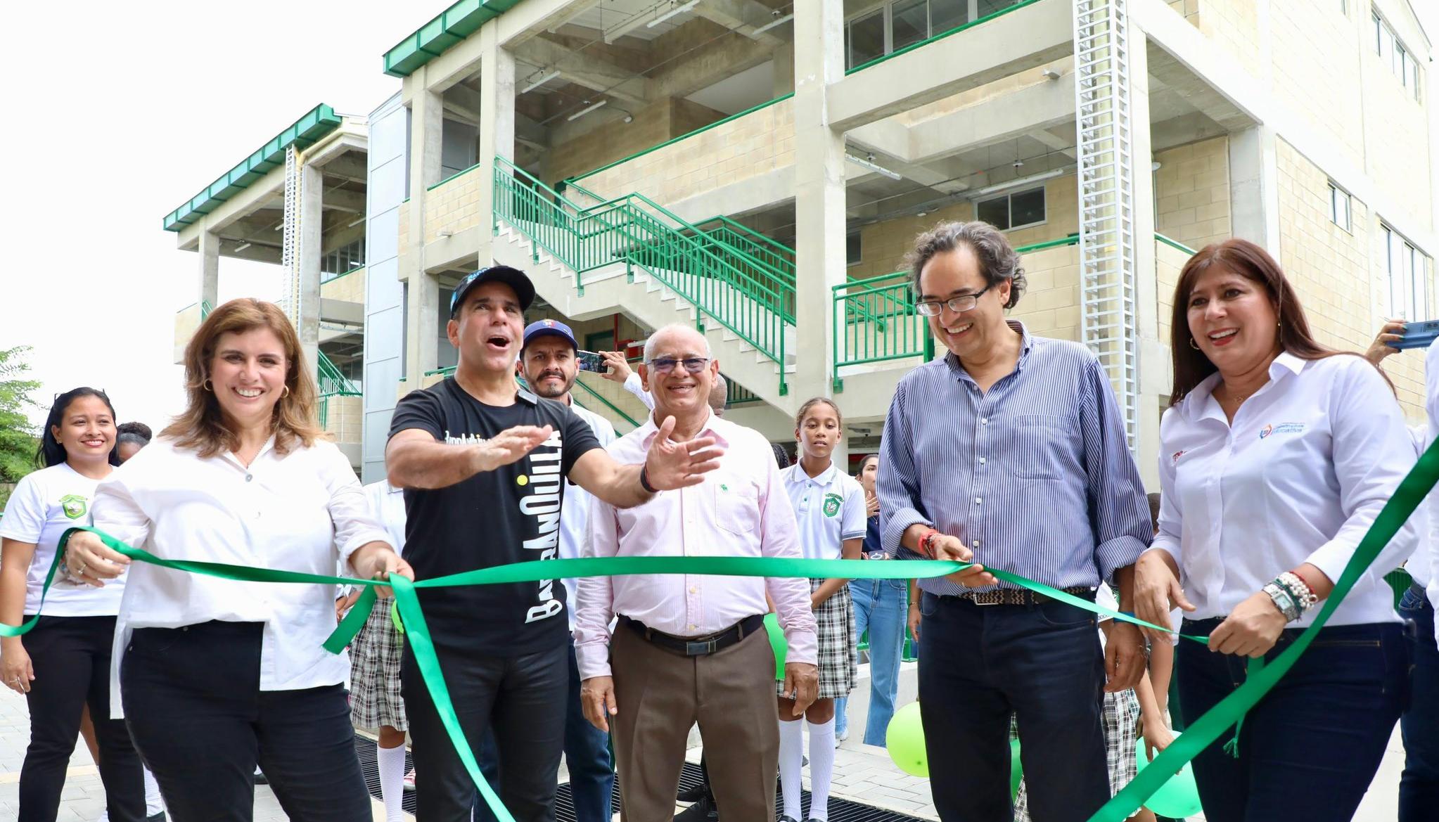 La Secretaria de Educación Paola Amar y el Alcalde Char durante la inauguración de la infraestructura. 