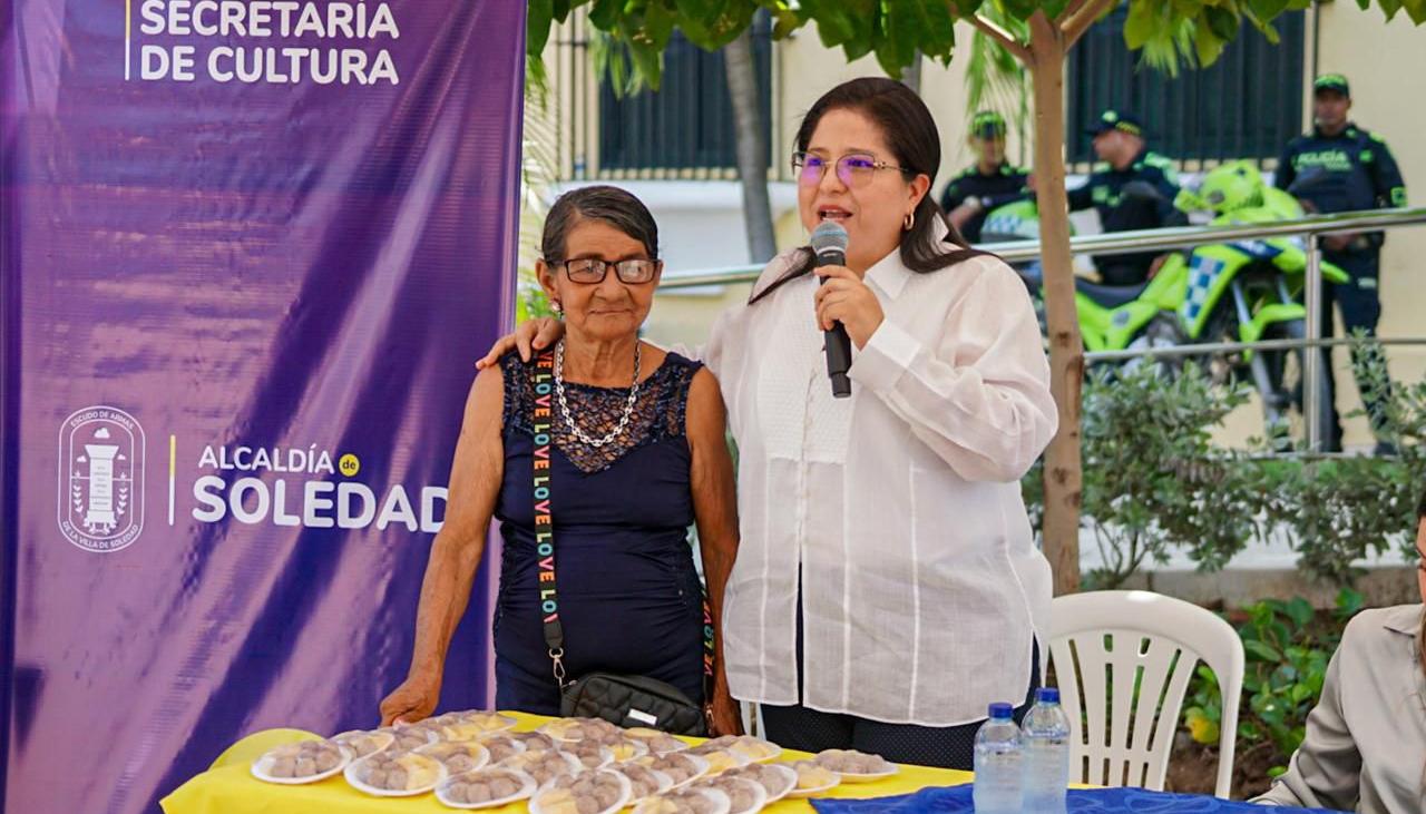 La homenajeada Isabel María Ríos y la alcaldesa Alcira Sandoval.