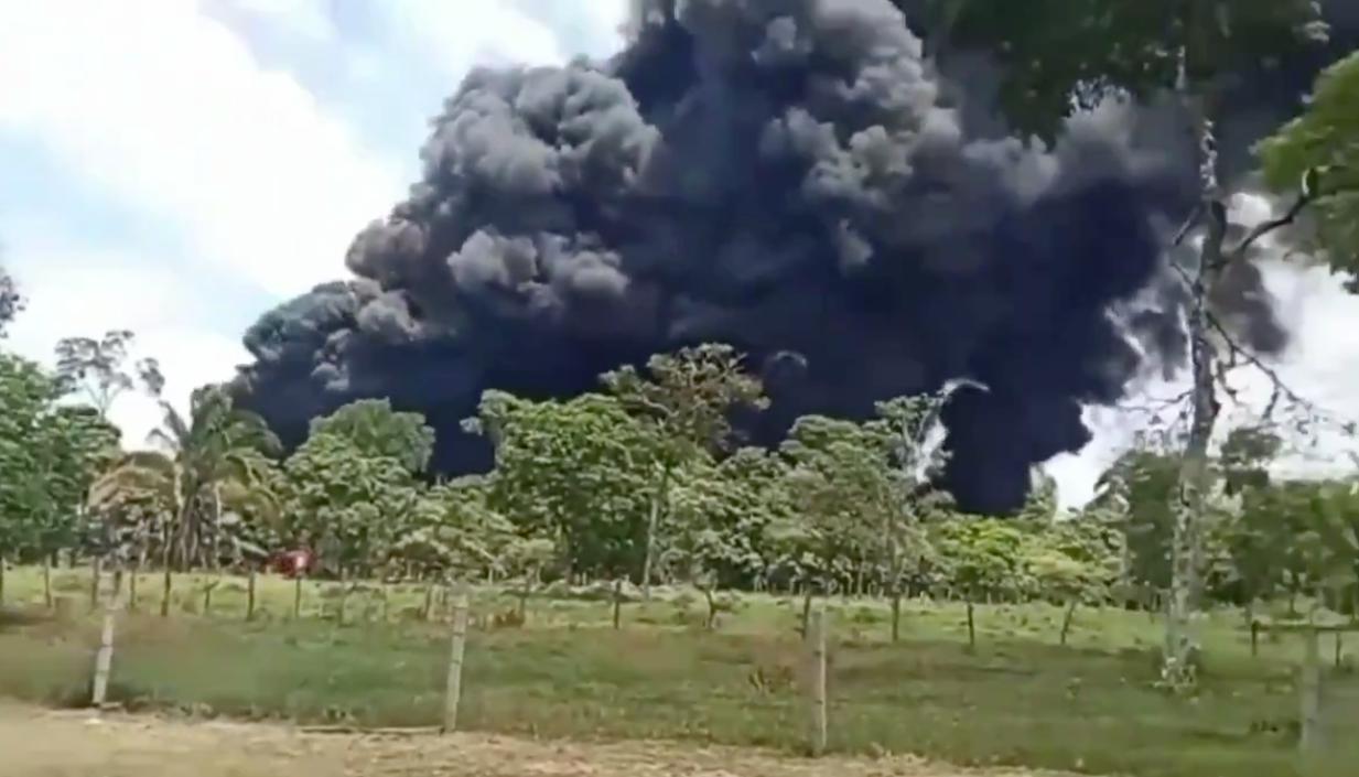 Incendio tras el atentado al oleoducto. 