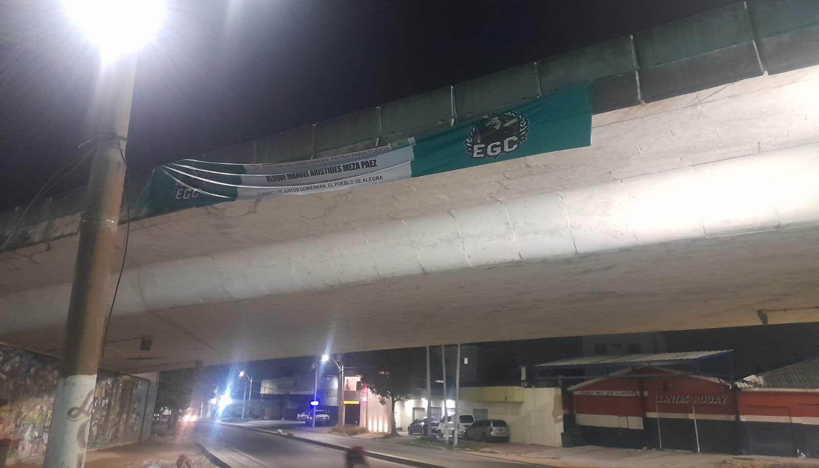 La bandera que apareció en el puente de la calle Murillo con Cordialidad.