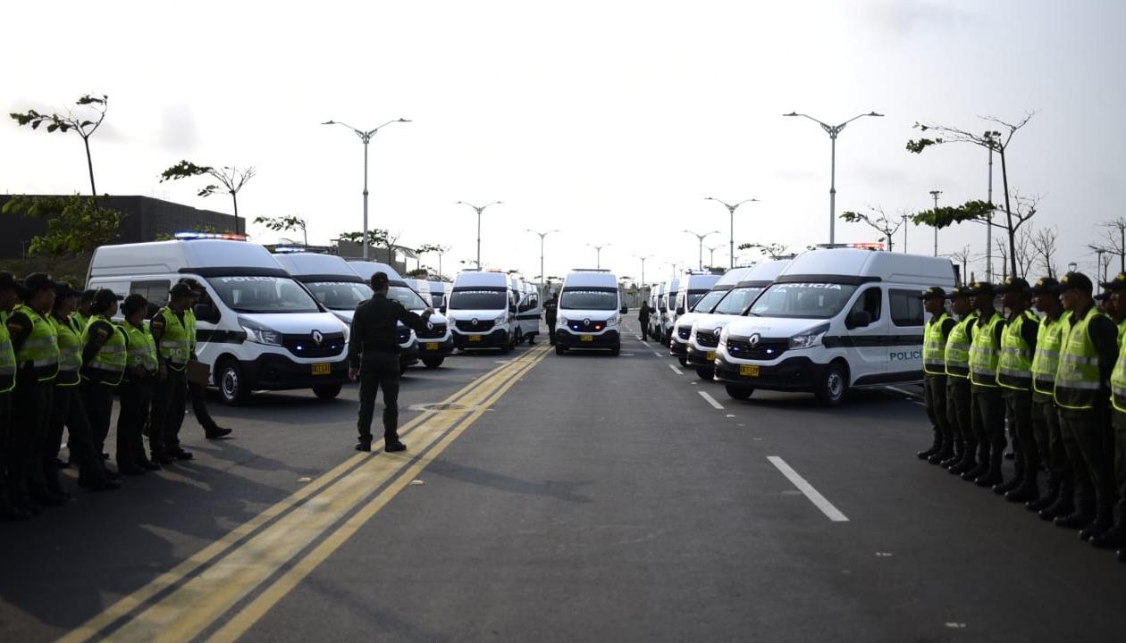 La entrega de vehículos y de equipos de tecnología a la Policía ha sido la constante de las autoridades civiles. 