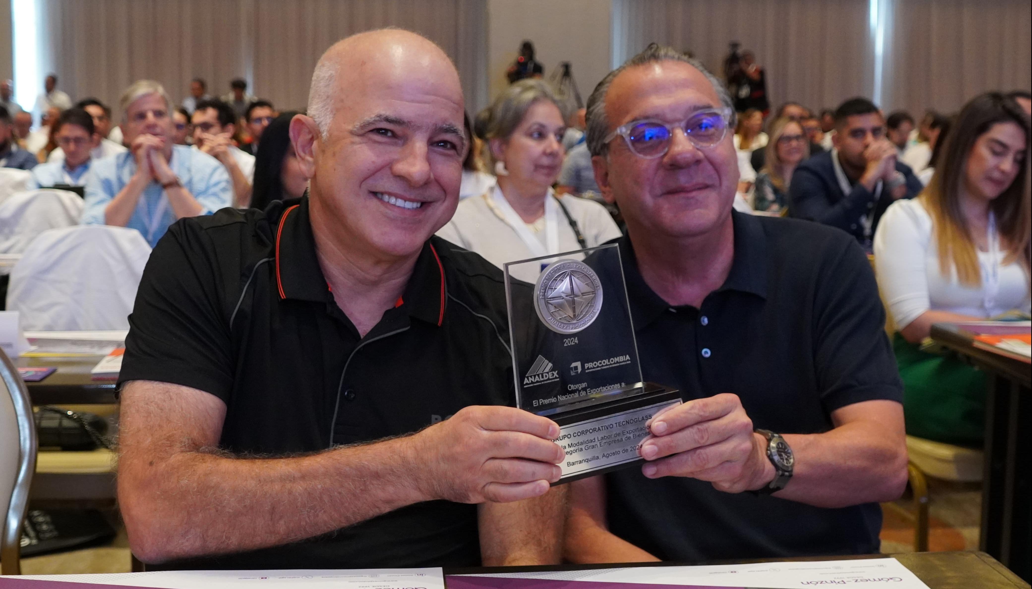 Christian Daes y Rodolfo Espinosa Meola tras recibir el premio. 