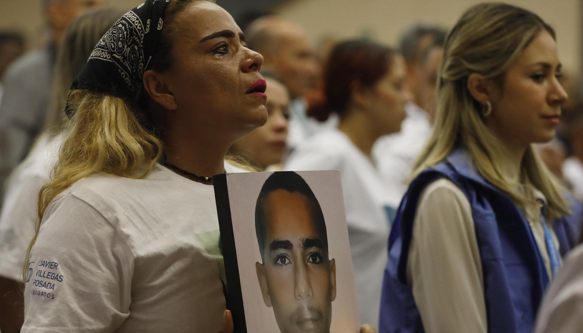 Familiares de víctimas de 'falsos positivos' asisten a un acto de excusas públicas por parte del Estado.