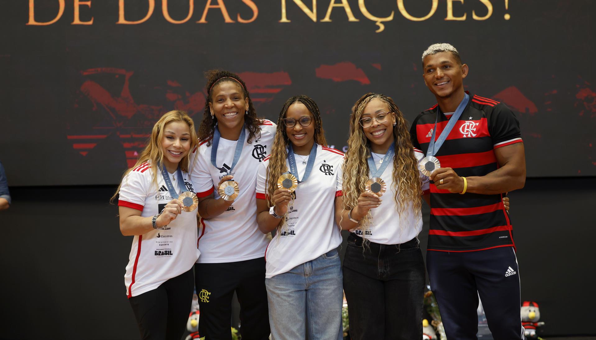 Flavia Saraiva, Rafaela Silva, Rebeca Andrade, Lorrane Oliveira e Isaquias Queiroz.