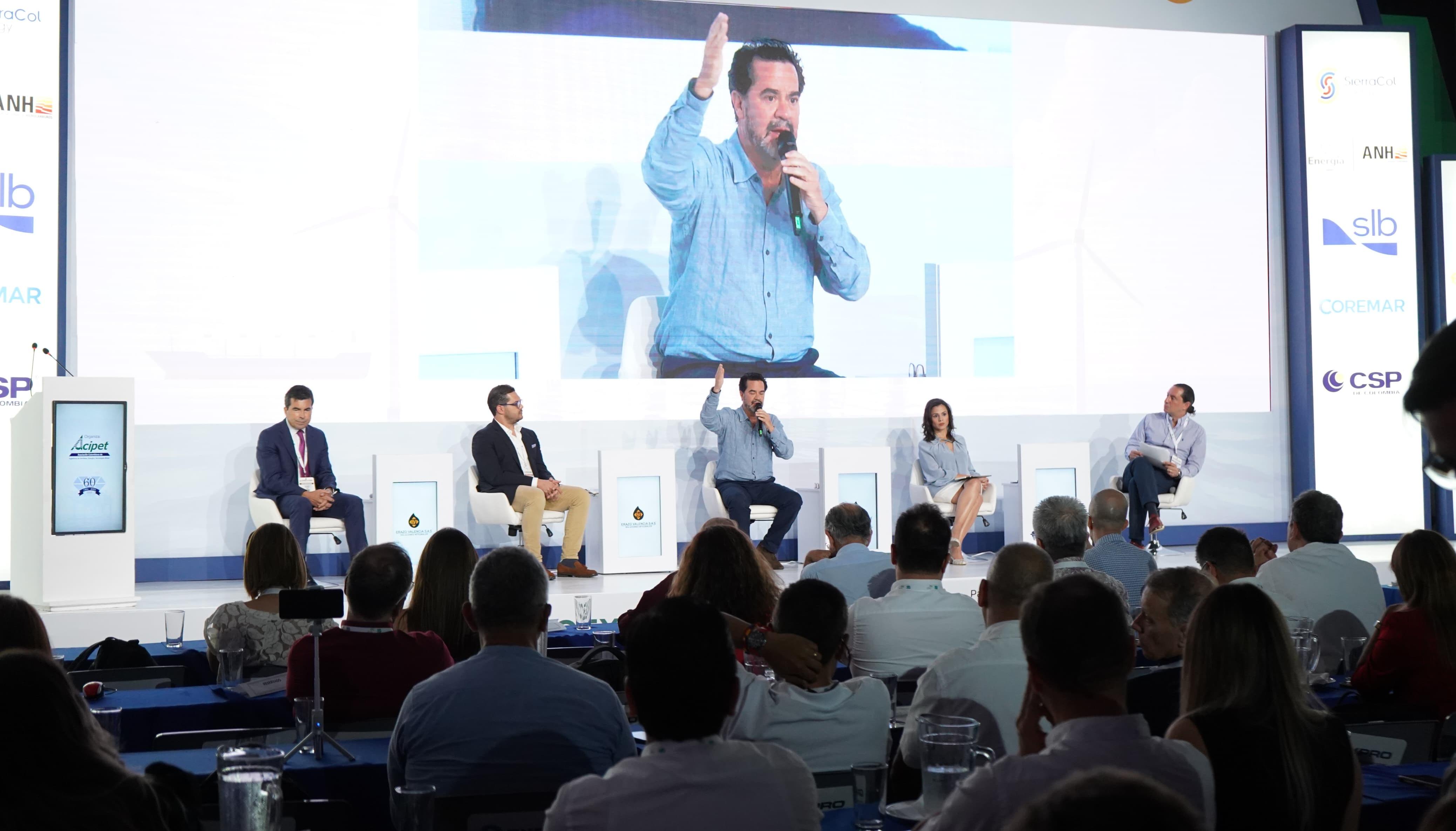 Frank Pearl interviniendo en el Congreso colombiano de petróleo, gas y energía