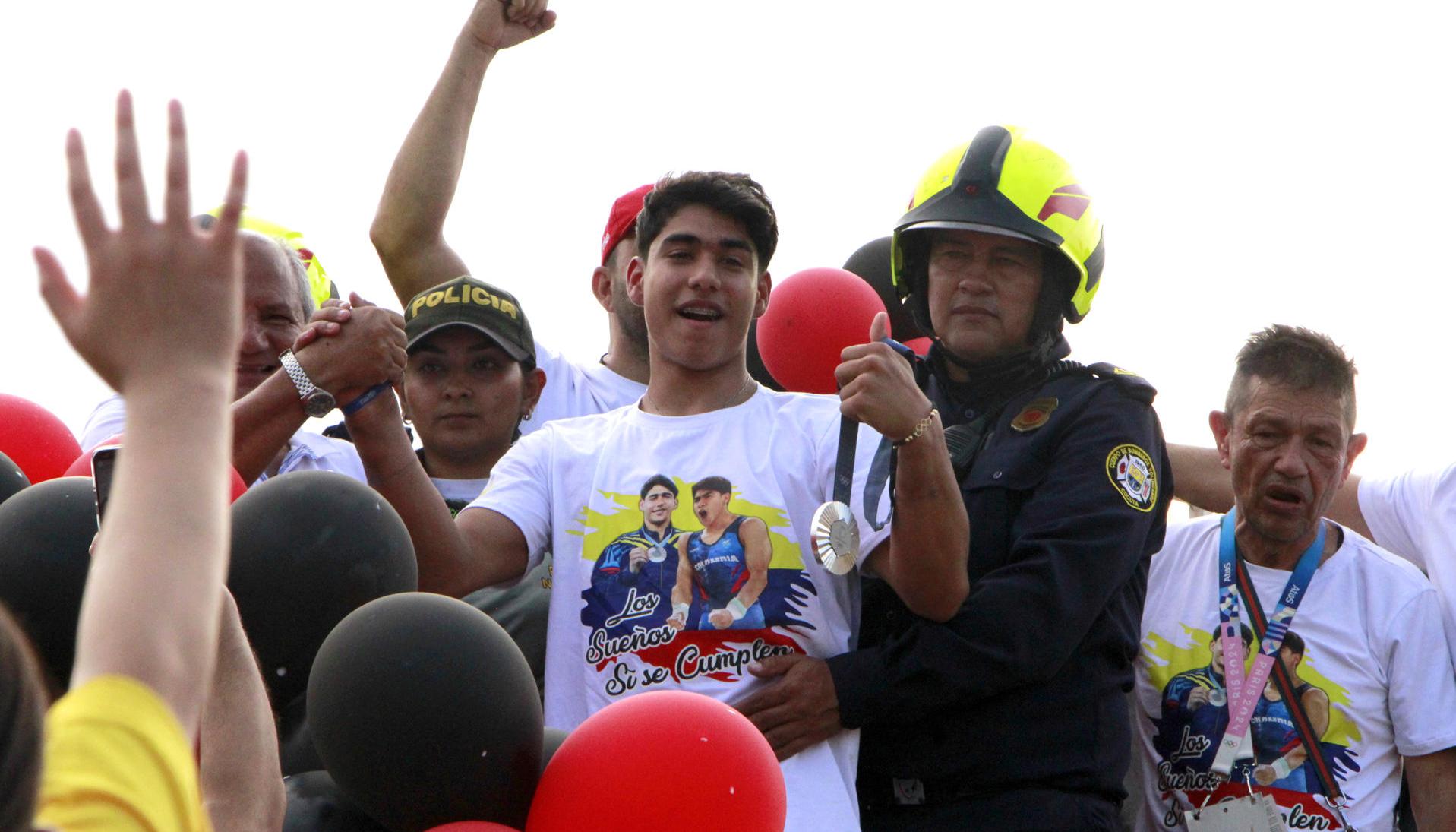 El gimnasta Ángel Barajas a su llegada a su ciudad natal. 