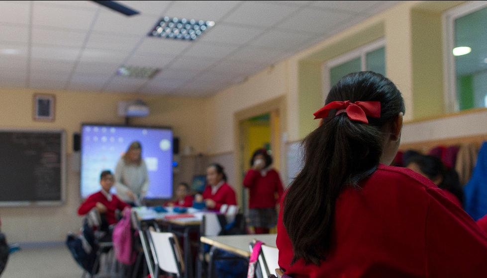 Imagen referencia de docente en aula de clase. 