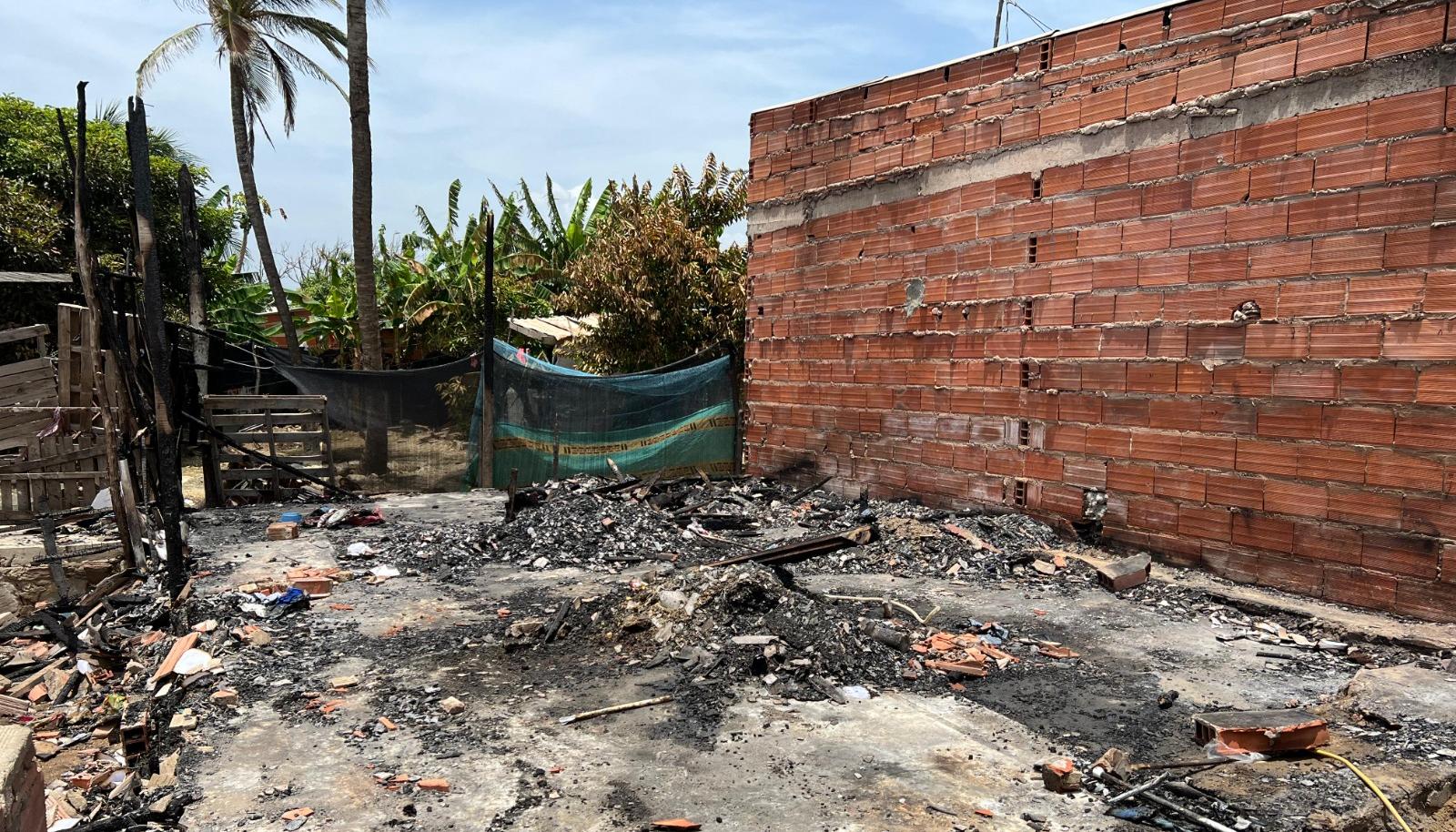 Casas fueron consumidas por el fuego.