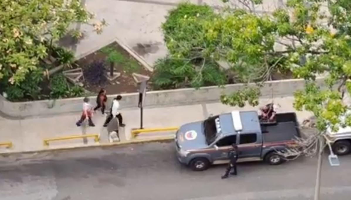 Momento en el que son detenidos.