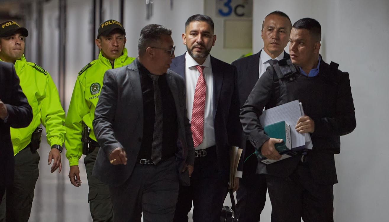 Sneyder Pinilla llegando con su defensor Gustavo Moreno a la audiencia de medida de aseguramiento.