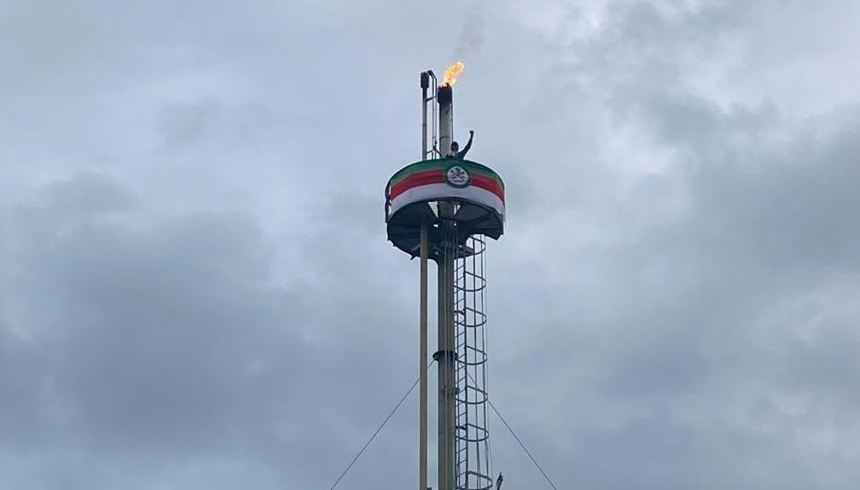 Indígenas protestando en la planta de gas. 