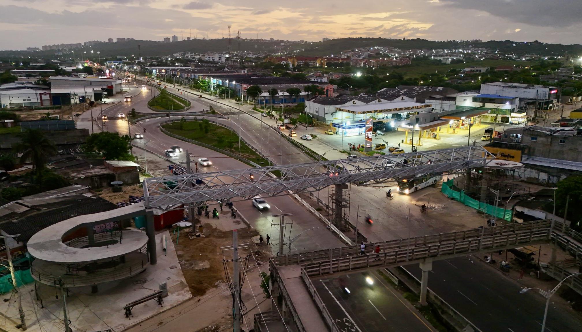 El puente peatonal que se va desmontar en la carrera 27 con Circunvalar (El de la parte inferior).