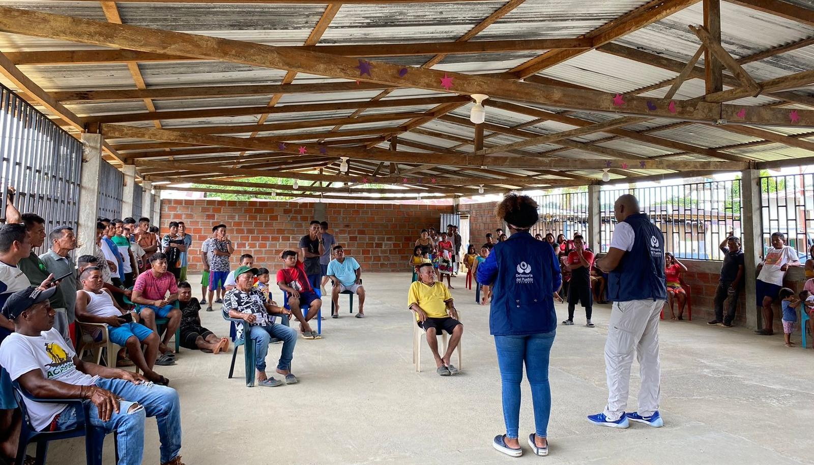 Trabajadores de la Defensoría del Pueblo con habitantes del Chocó.