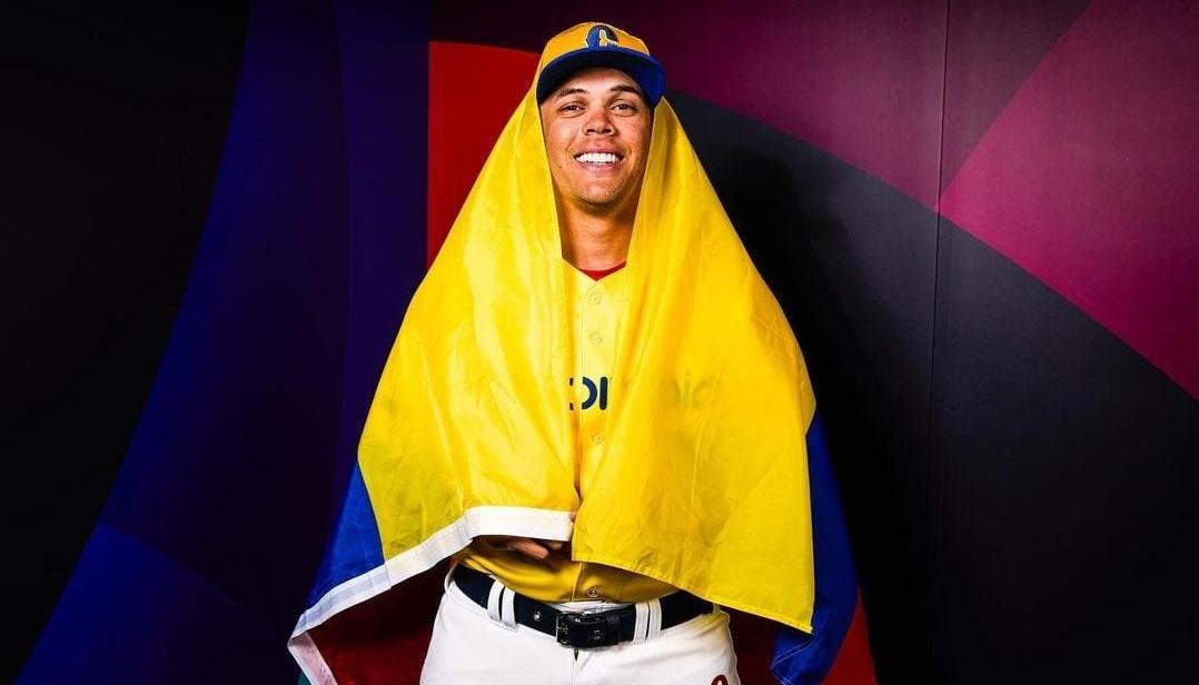 Giovanny Urshela con la bandera colombiana.