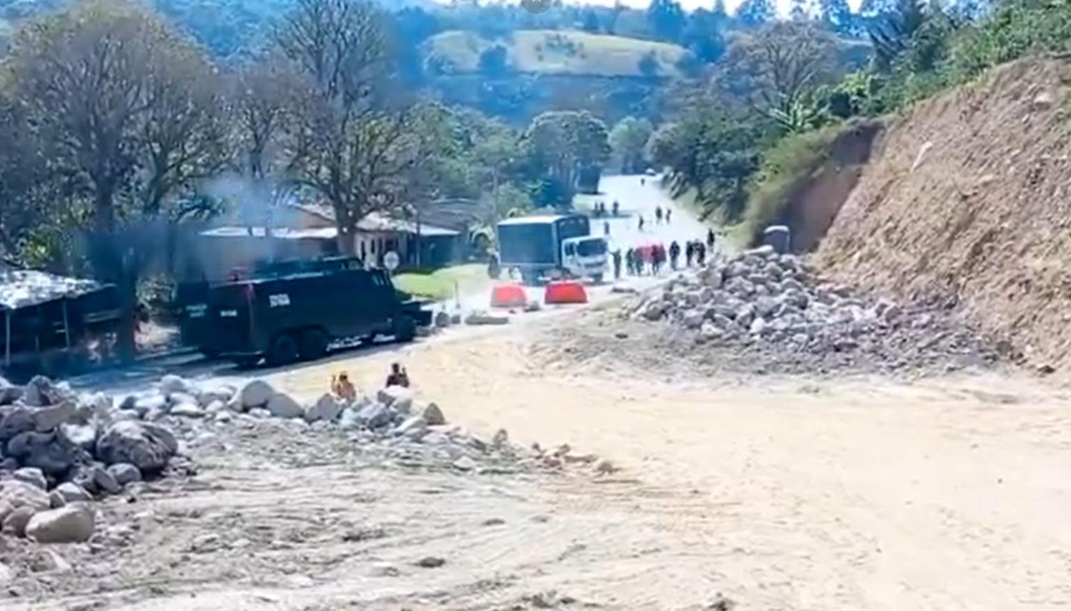 Escuadrón Antidisturbios de la Policía llegó a despejar la protesta.