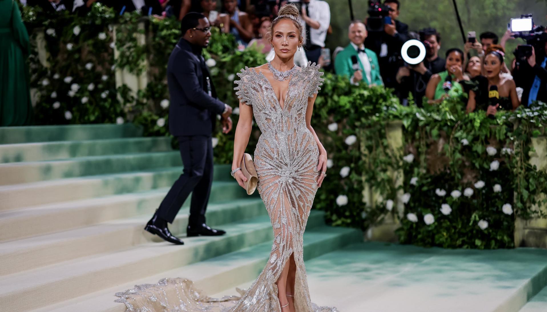 Jennifer López en la alfombra roja del Met Gala 2024, en Nueva York. 