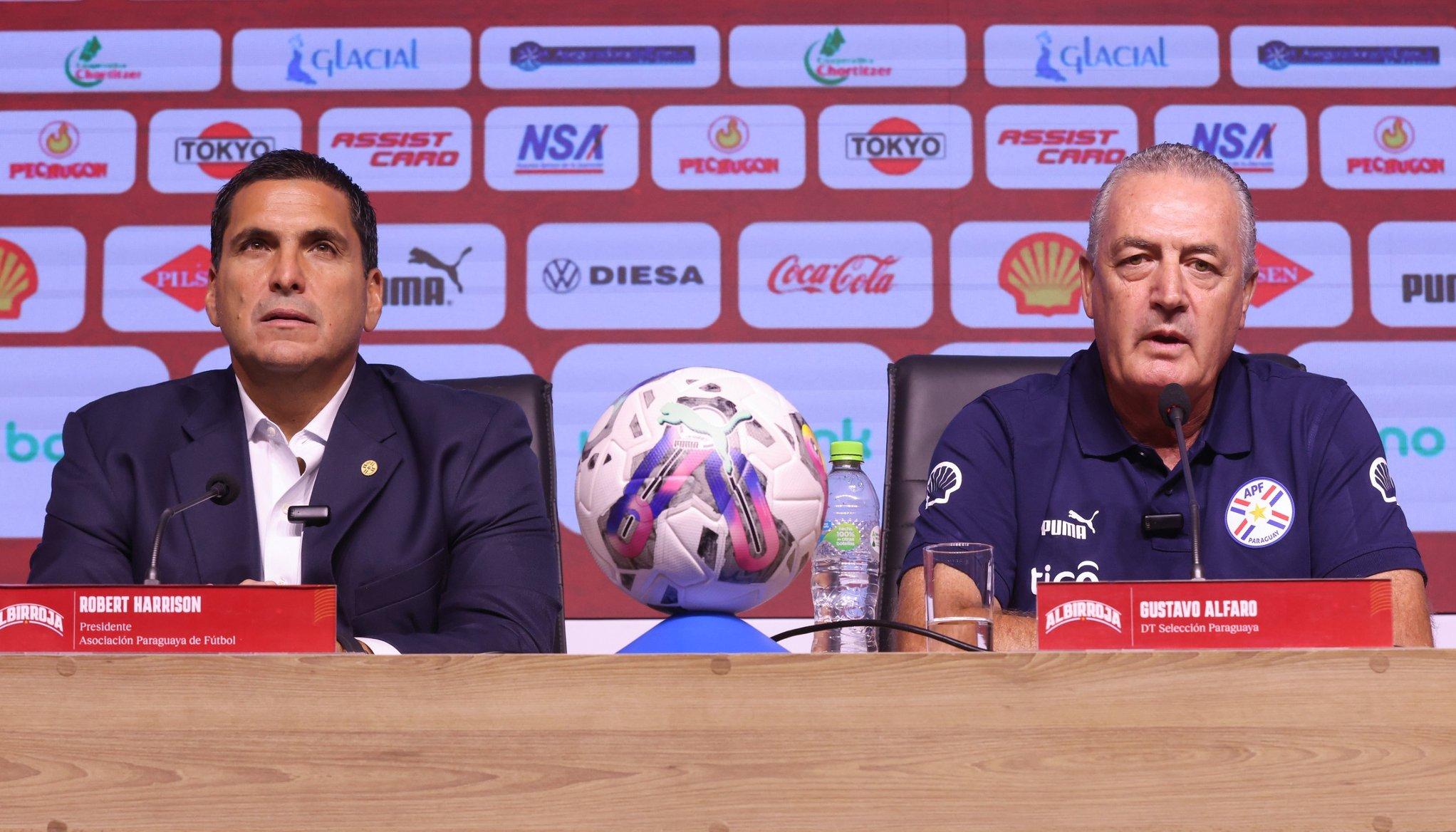 Robert Harrison, presidente de la Asociación Paraguaya de Fútbol, y Gustavo Alfaro, nuevo entrenador.