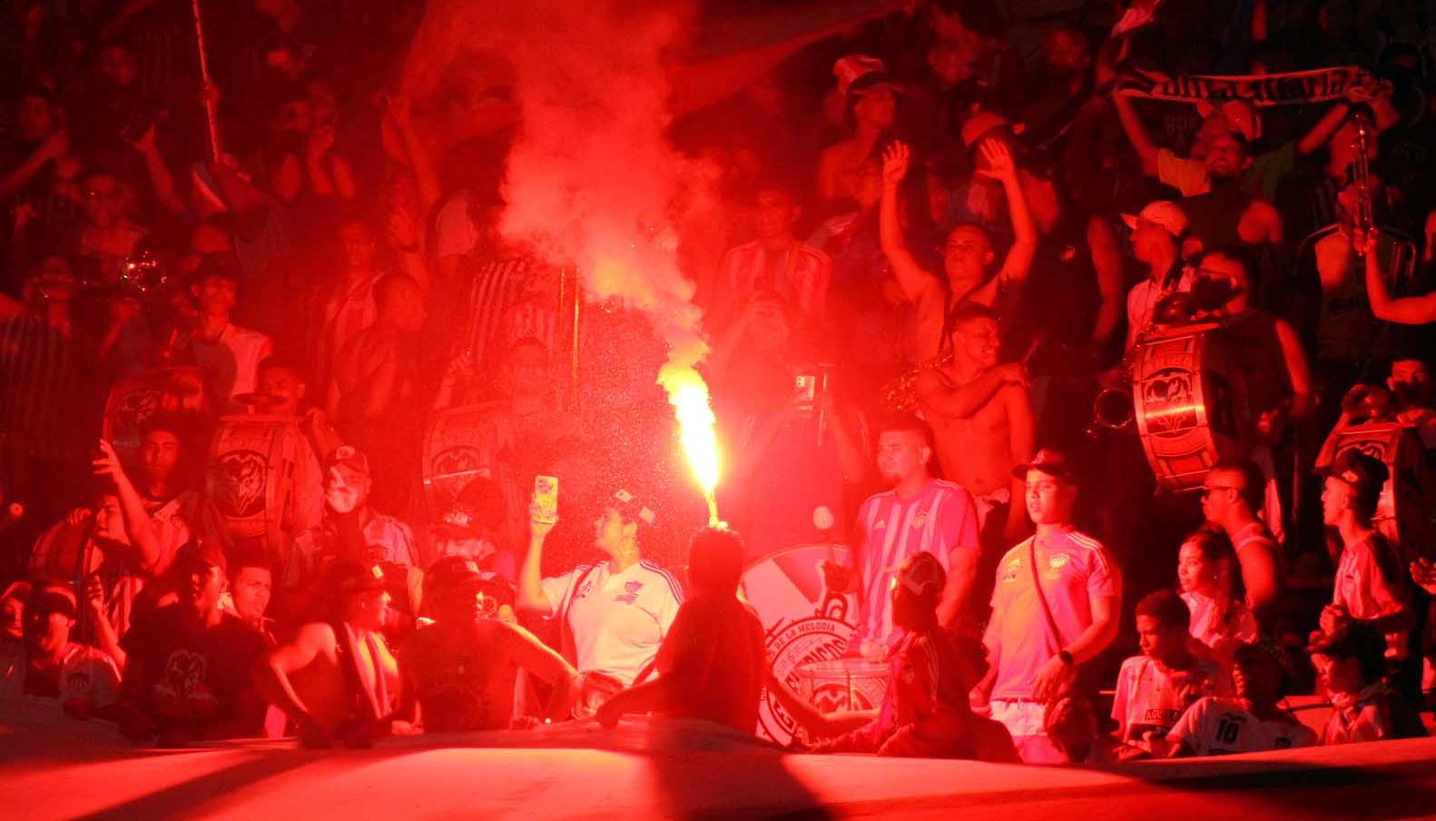 Una de las bengalas que fueron encendidas en las tribunas del Metropolitano. 