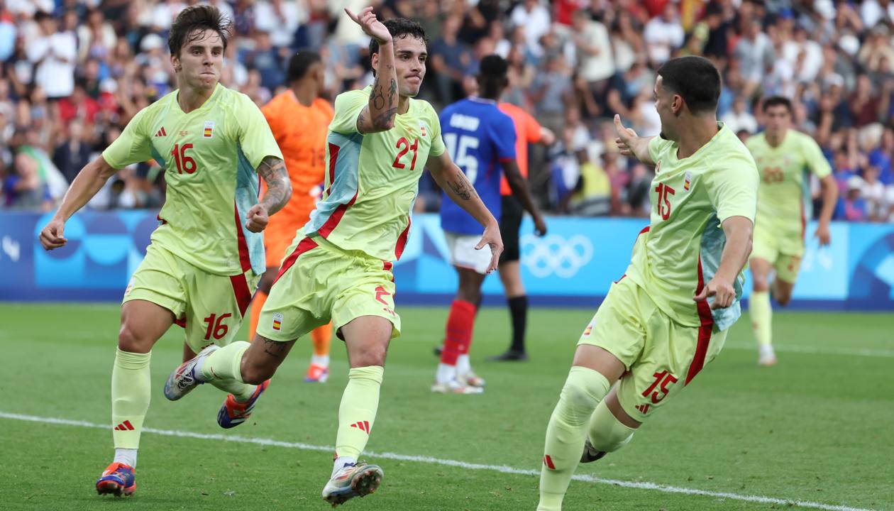 Sergio Camello (21) celebra uno de los goles que marcó en el alargue contra Francia.