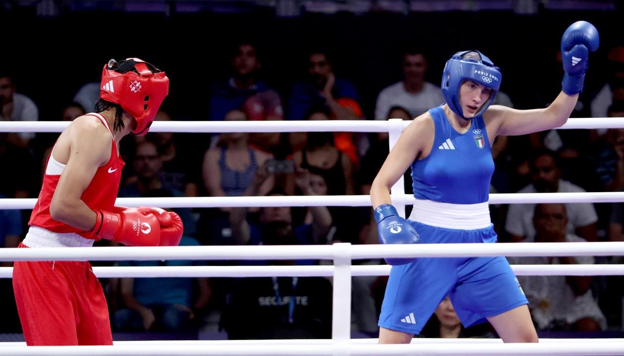 Acción del combate entre la italiana Ángela Carini y la argelina Imane Khelif. 