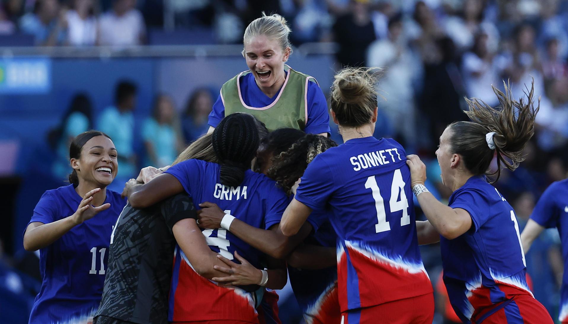 Jugadoras de Estados Unidos celebran haber logrado la medalla de oro..