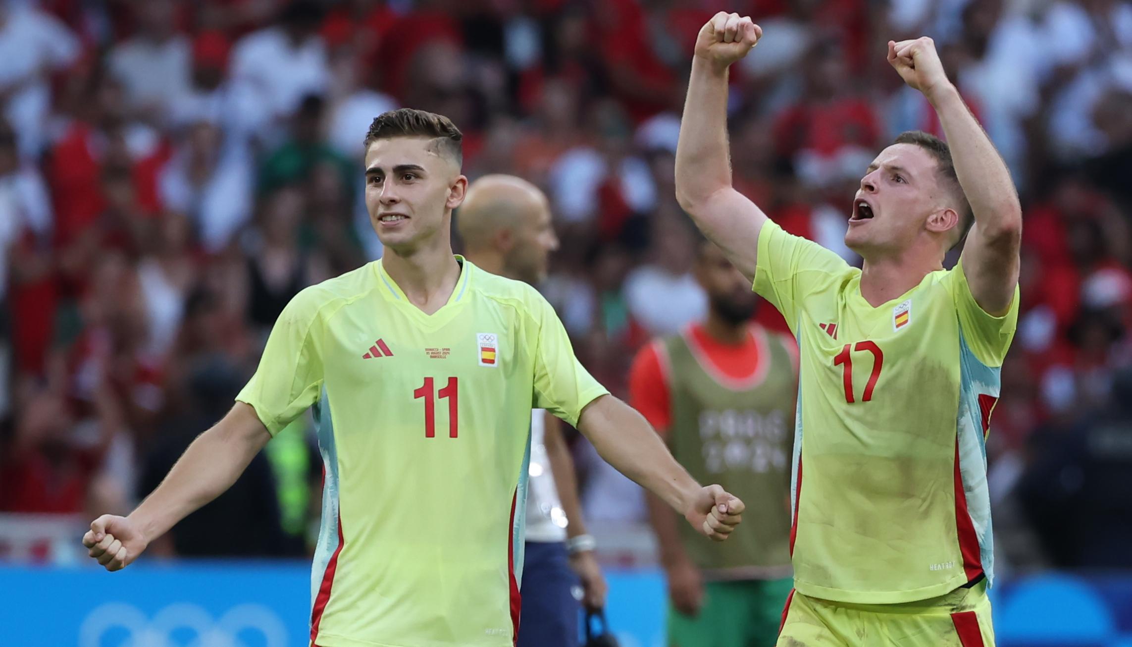 Fermín López (11) y Sergio Gómez festejan el triunfo y el paso de España a la final.