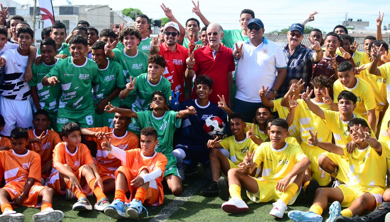 El gobernador Eduardo Verano con varios participantes del torneo 'Golea Atlántico'.