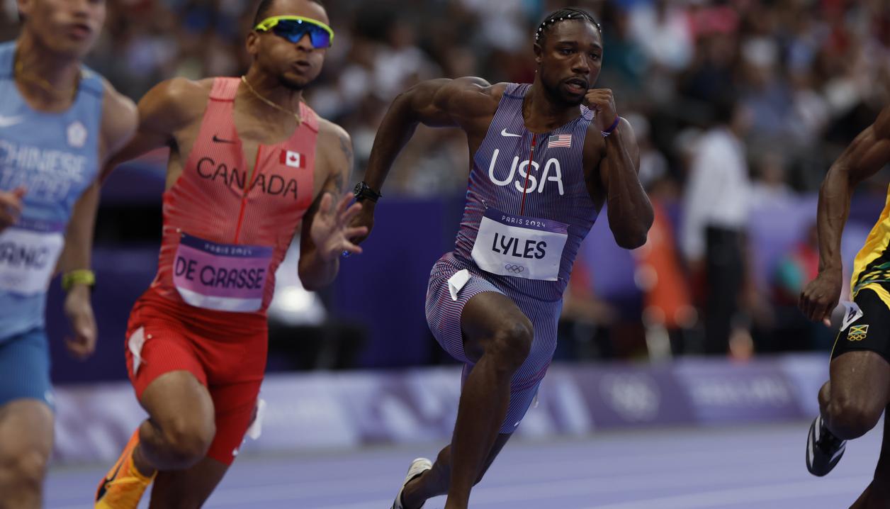 Noah Lyles en acción durante la serie eliminatoria de los 200 metros planos.