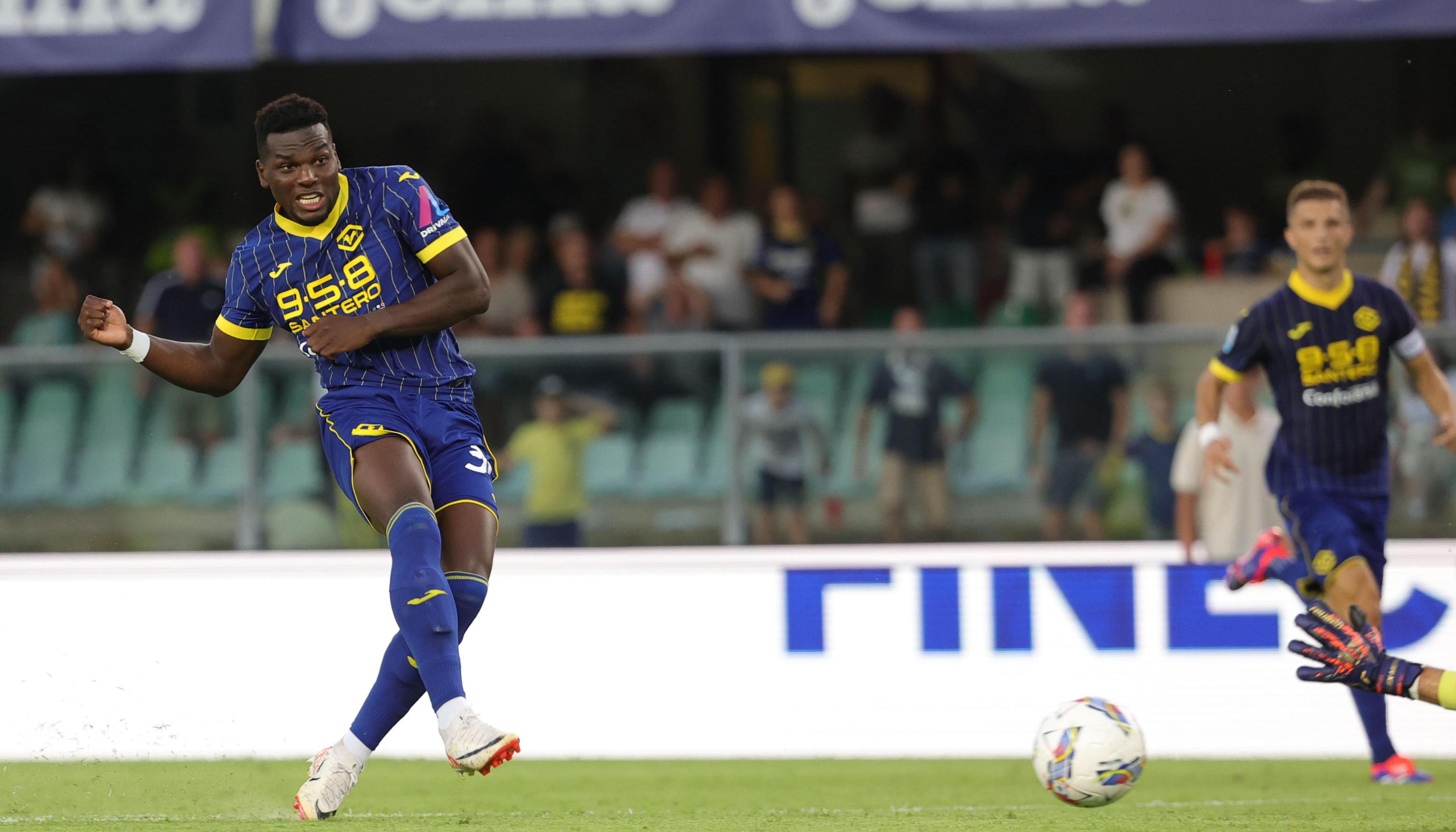 El colombiano Daniel Mosquera marca el 2-0 del Hellas Verona ante Nápoles.