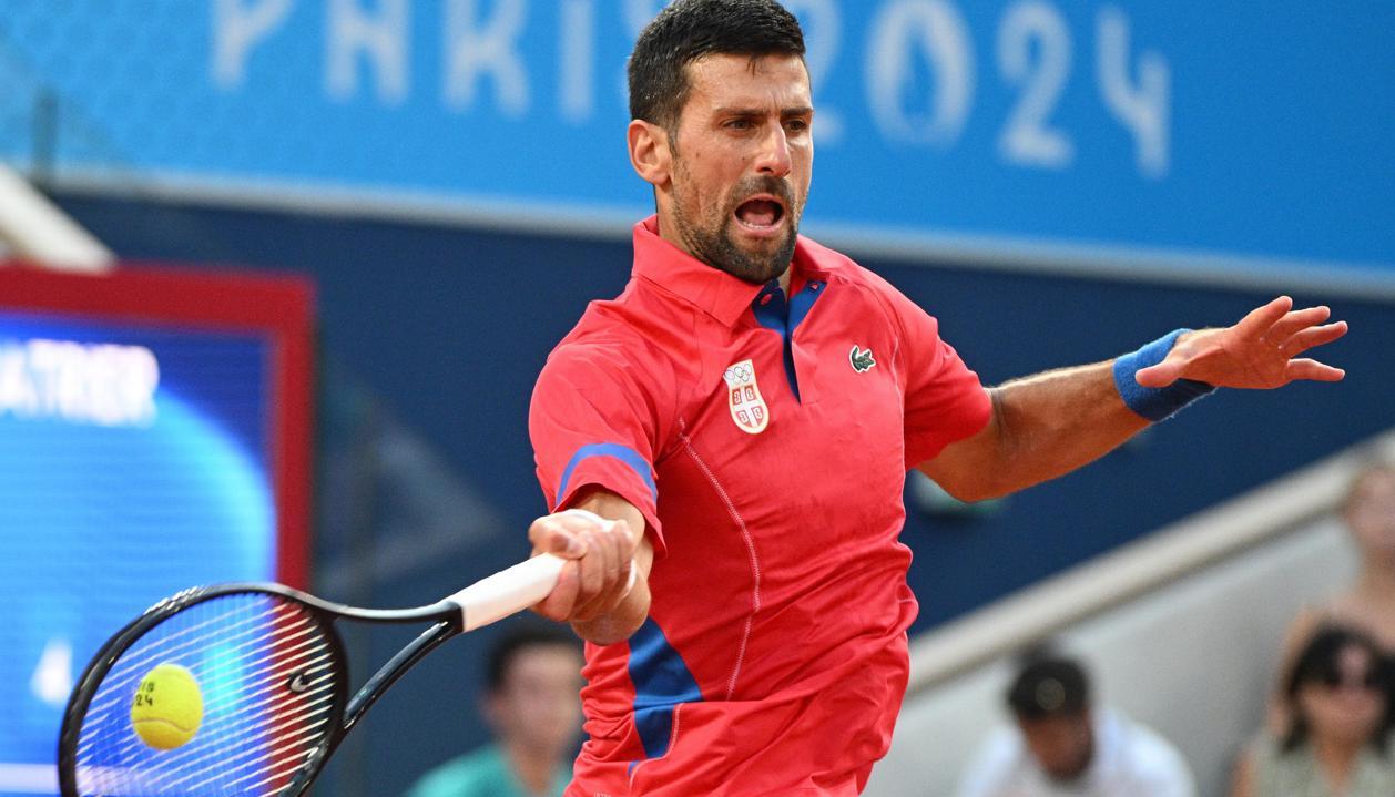 Novak Djokovic durante el juego contra Lorenzo Musetti.