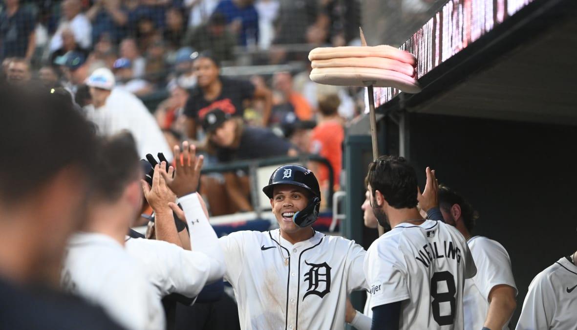 Gio Urshela es felicitado en el dugout por sus compañeros tras batear jonrón. 